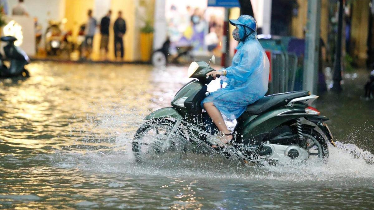 Đường phố Hà Nội ngập trong 'biển nước' sau cơn mưa lớn chiều nay Ảnh 9