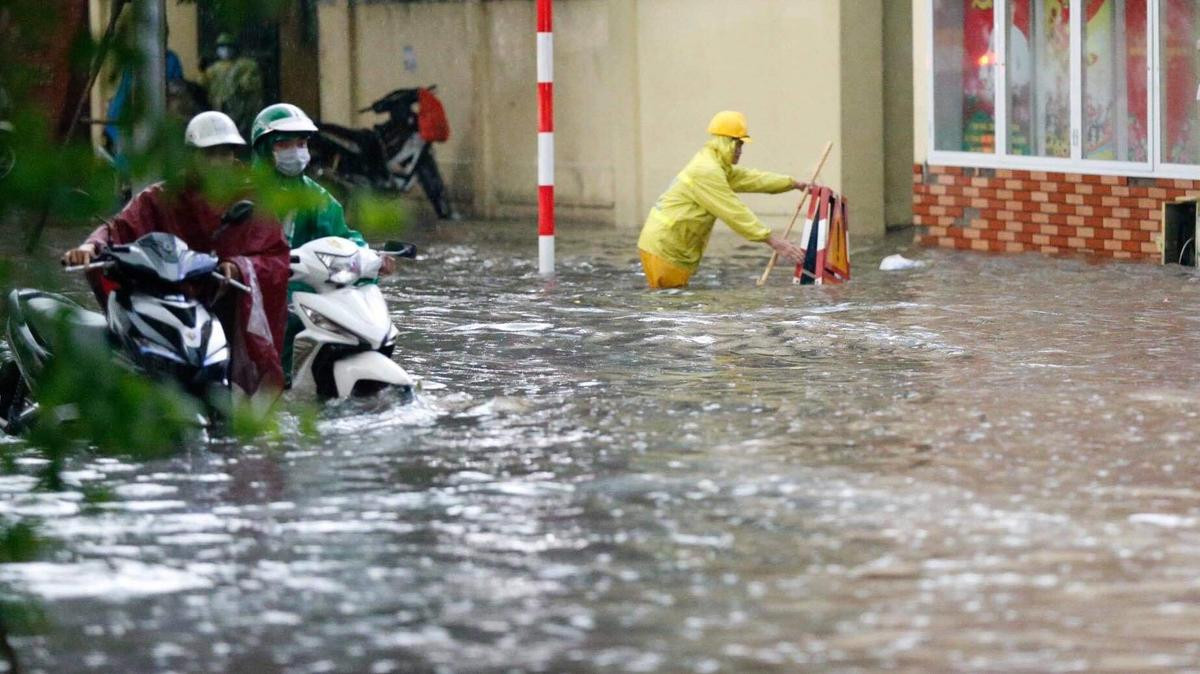 Đường phố Hà Nội ngập trong 'biển nước' sau cơn mưa lớn chiều nay Ảnh 12