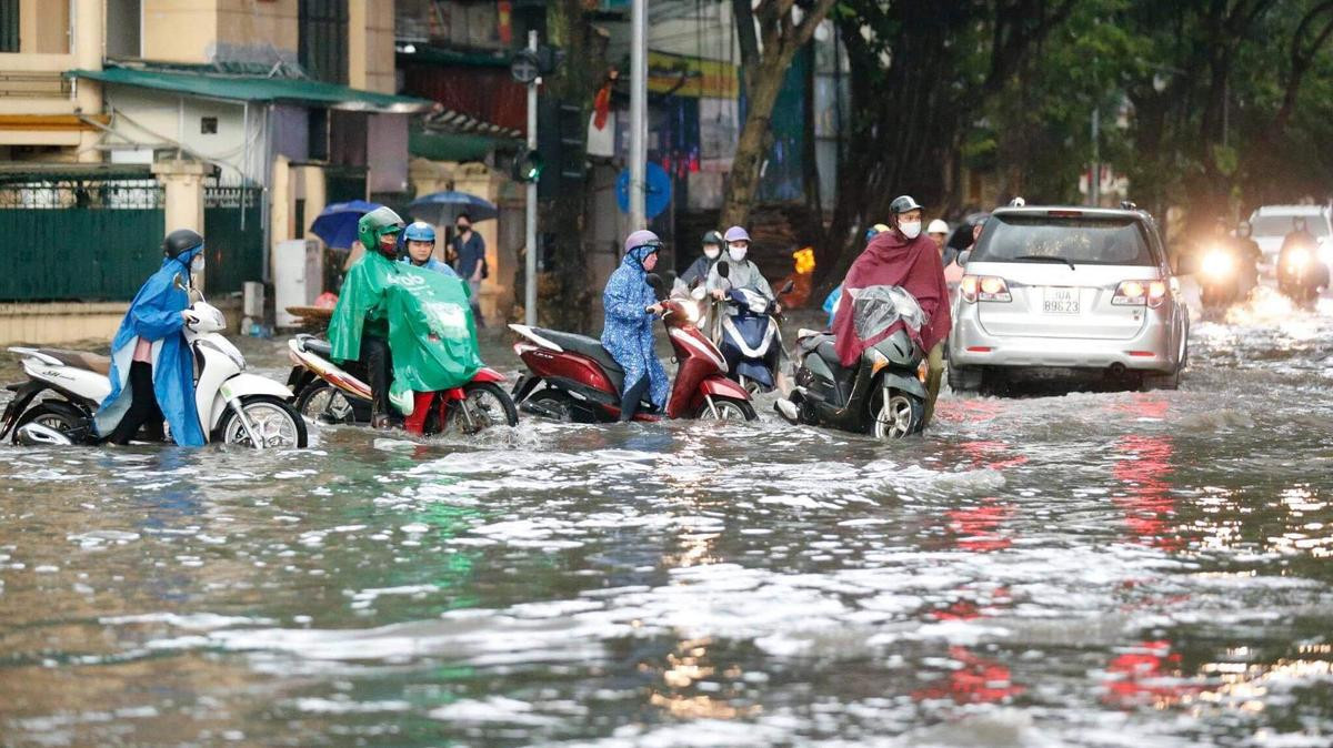 Đường phố Hà Nội ngập trong 'biển nước' sau cơn mưa lớn chiều nay Ảnh 10