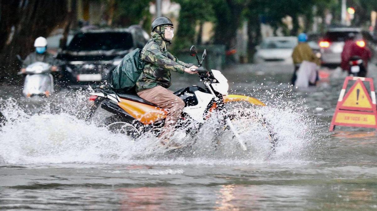 Đường phố Hà Nội ngập trong 'biển nước' sau cơn mưa lớn chiều nay Ảnh 6