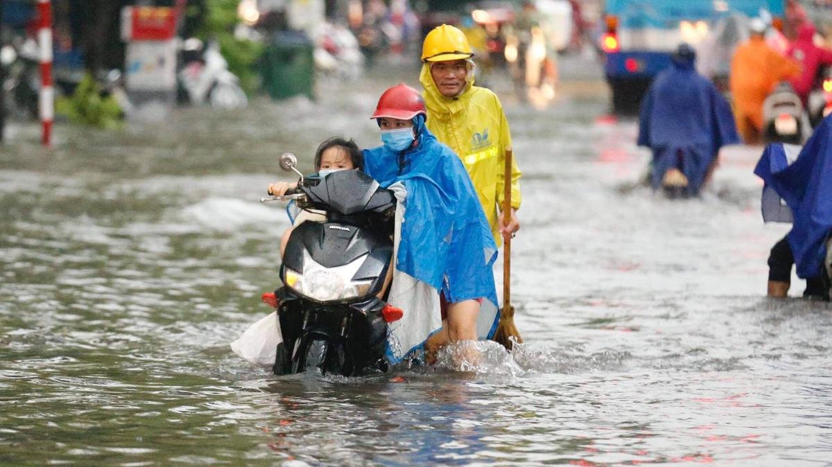 Đường phố Hà Nội ngập trong 'biển nước' sau cơn mưa lớn chiều nay Ảnh 16