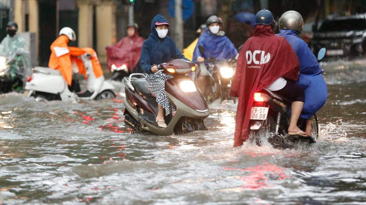 Đường phố Hà Nội ngập trong 'biển nước' sau cơn mưa lớn chiều nay Ảnh 11