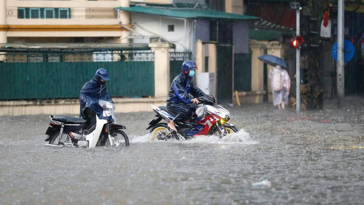 Đường phố Hà Nội ngập trong 'biển nước' sau cơn mưa lớn chiều nay Ảnh 1