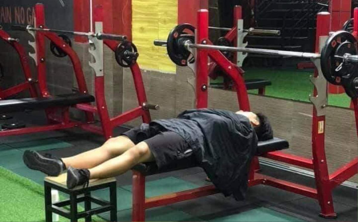 Sự thật về bức ảnh anh chồng 'ngủ quên' trong phòng tập gym gây xôn xao cộng đồng mạng Ảnh 2