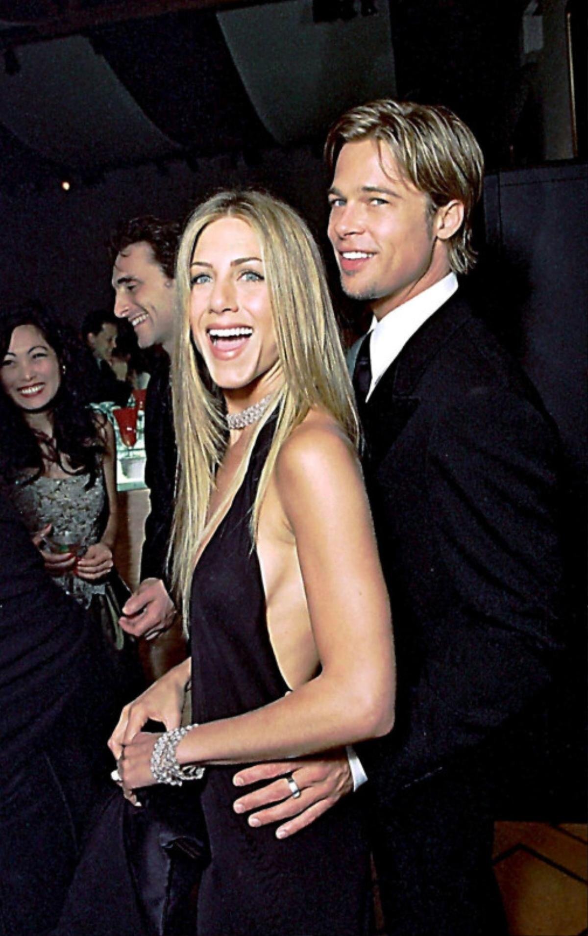 Brad Pitt tái ngộ vợ cũ Jennifer Aniston trên màn ảnh, Angelina Jolie toàn tâm lo cho con cái trong mùa dịch Ảnh 1