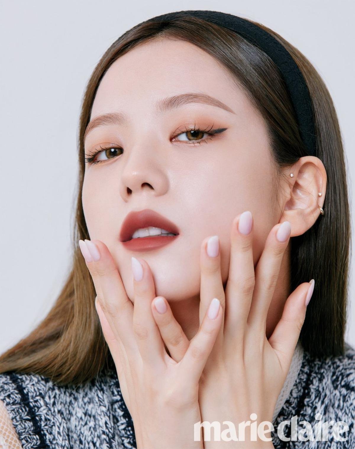 Jisoo (BlackPink) rạng rỡ trên bìa Marie Claire tháng 9, tiết lộ lịch trình bận rộn Ảnh 3