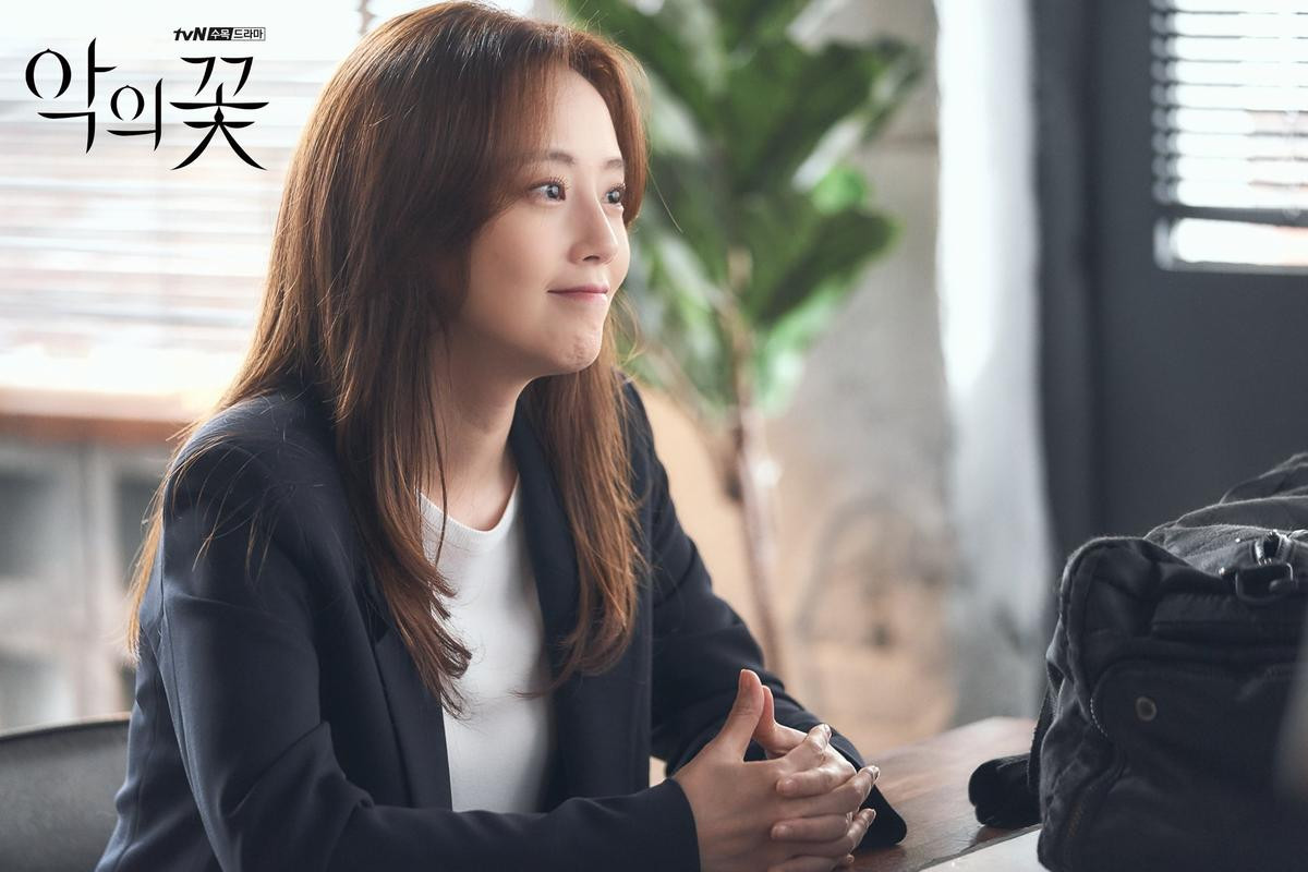 'Hoa của quỷ' tập 7: Moon Chae Won giả vờ không biết Lee Jun Ki là sát nhân, nuốt nước mắt vào tim Ảnh 5