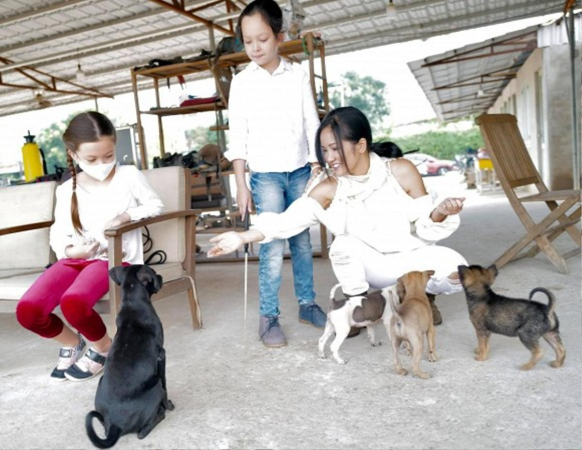 Hồng Nhung hé lộ khoảnh khắc bình yên cùng các con sau khi hoàn thành 14 ngày cách ly tập trung Ảnh 2