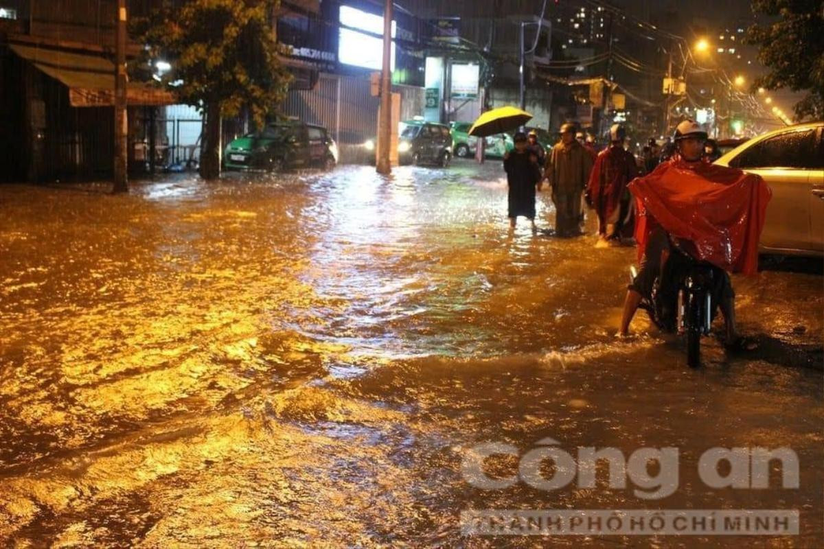 3 người trên một xe máy bị điện giật trên đường ngập nước, cô gái tử vong khi đưa đi cấp cứu Ảnh 1