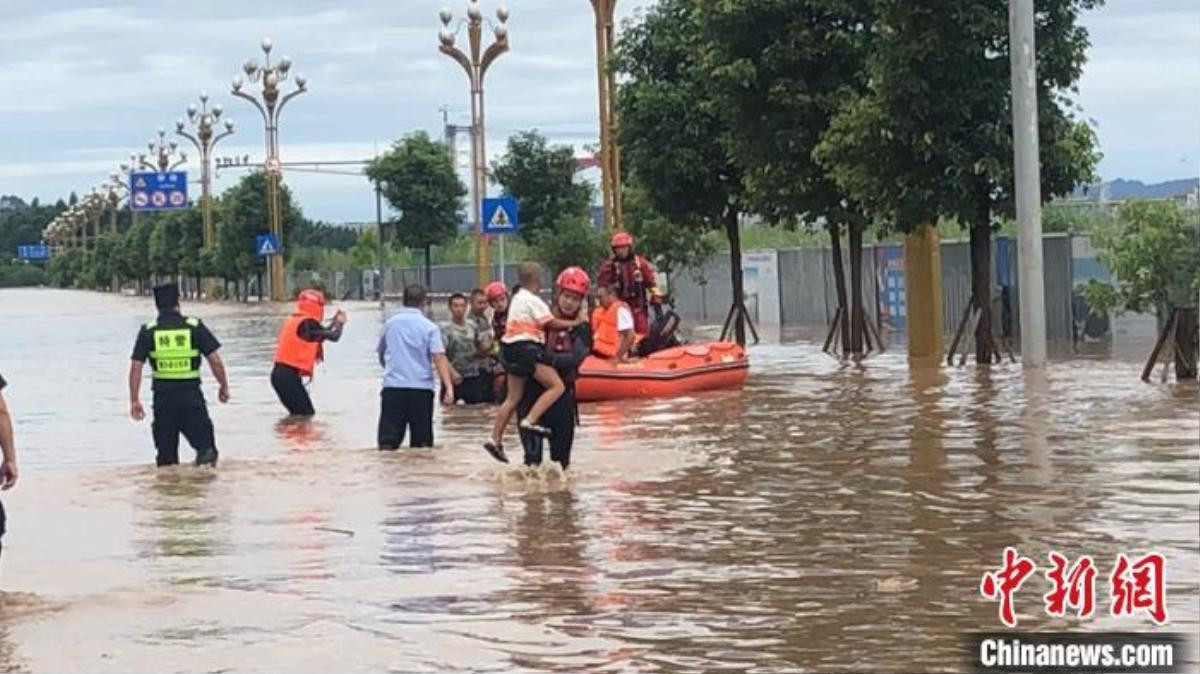 Trung Quốc: Một làng bị biến thành đảo nổi, 300 người mắc kẹt vì mưa lớn Ảnh 1