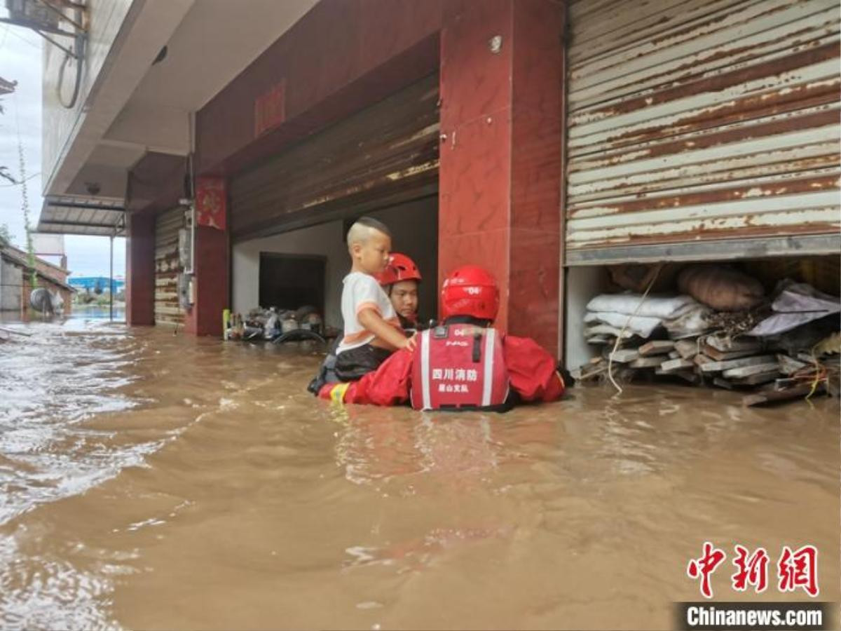 Trung Quốc: Một làng bị biến thành đảo nổi, 300 người mắc kẹt vì mưa lớn Ảnh 4