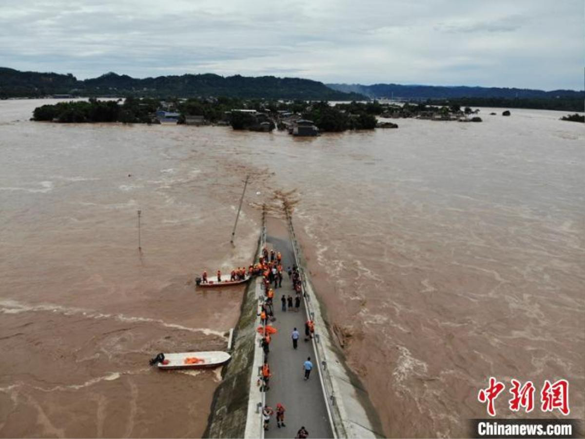 Trung Quốc: Một làng bị biến thành đảo nổi, 300 người mắc kẹt vì mưa lớn Ảnh 3