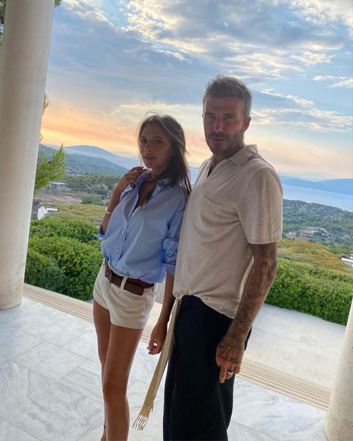 Vợ chồng David Beckham đưa cả gia đình đi Hy Lạp nghỉ dưỡng: Victoria ngọt ngào bên ông xã như lúc mới yêu Ảnh 3