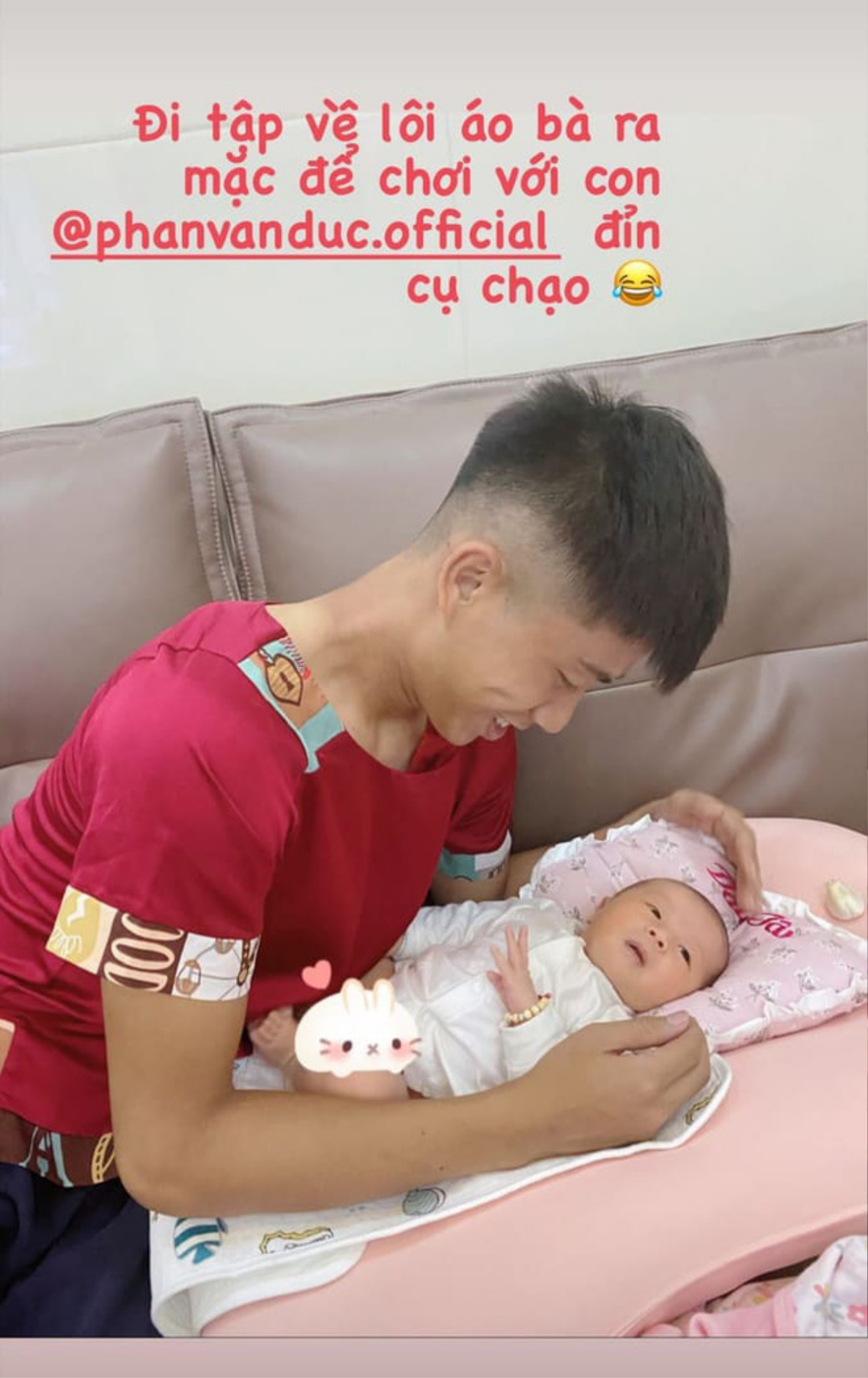 Phan Văn Đức mặc luôn áo của mẹ để chơi với con gái, nguyên nhân tiết lộ khiến ai cũng phì cười Ảnh 1