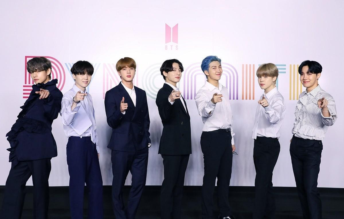 BTS lộ diện sau 7 tháng 'ở ẩn': RM chuẩn soái ca sơ mi trắng, V - Jin và Jungkook tựa nam thần Ảnh 1