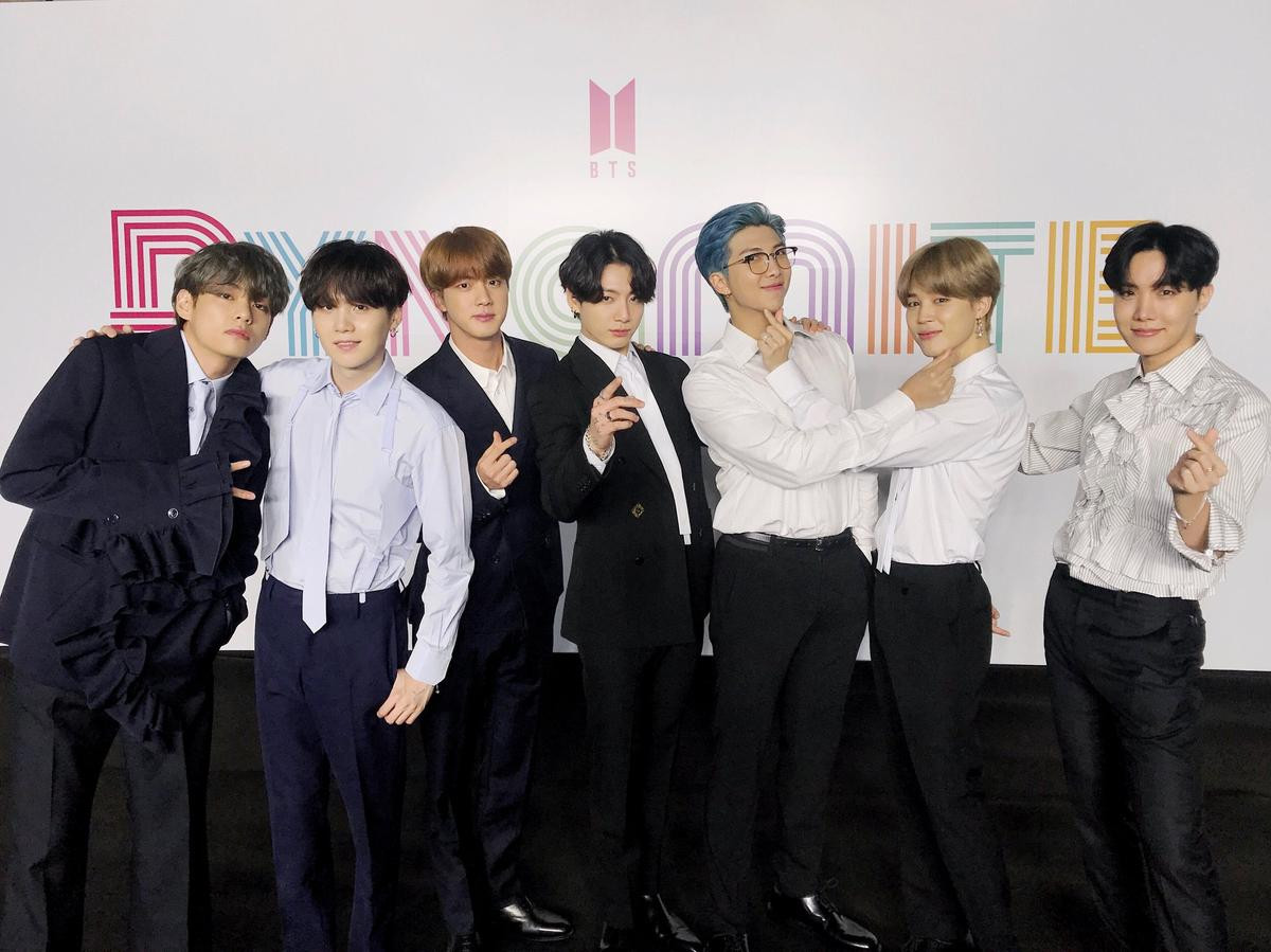 BTS lộ diện sau 7 tháng 'ở ẩn': RM chuẩn soái ca sơ mi trắng, V - Jin và Jungkook tựa nam thần Ảnh 2