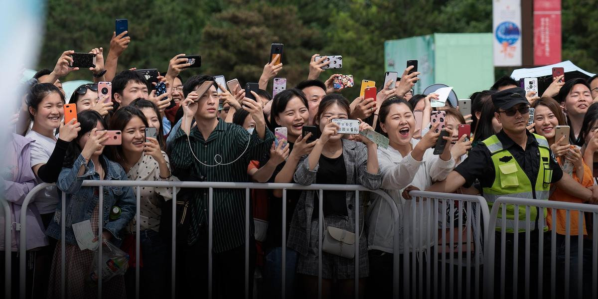 Trung Quốc truy quét tài khoản công kích idol, lôi kéo fan mua quà cho thần tượng trên mạng Ảnh 1