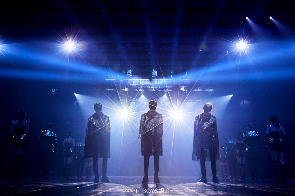 Dịch Dương Thiên Tỉ khiến fan 'quắn quéo' với từng khoảnh khắc xuất hiện trong concert của TFBoys Ảnh 1