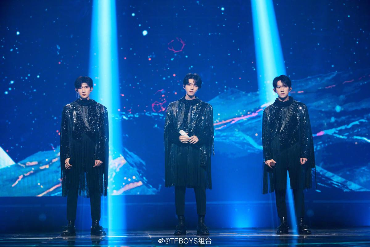 Kỷ niệm 7 năm debut: Concert vắng fan, không có chuyện TFBOYS tan rã, Dịch Dương Thiên Tỉ cầu hôn trên sân khấu Ảnh 10