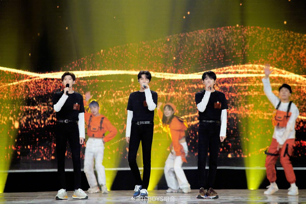 Kỷ niệm 7 năm debut: Concert vắng fan, không có chuyện TFBOYS tan rã, Dịch Dương Thiên Tỉ cầu hôn trên sân khấu Ảnh 4