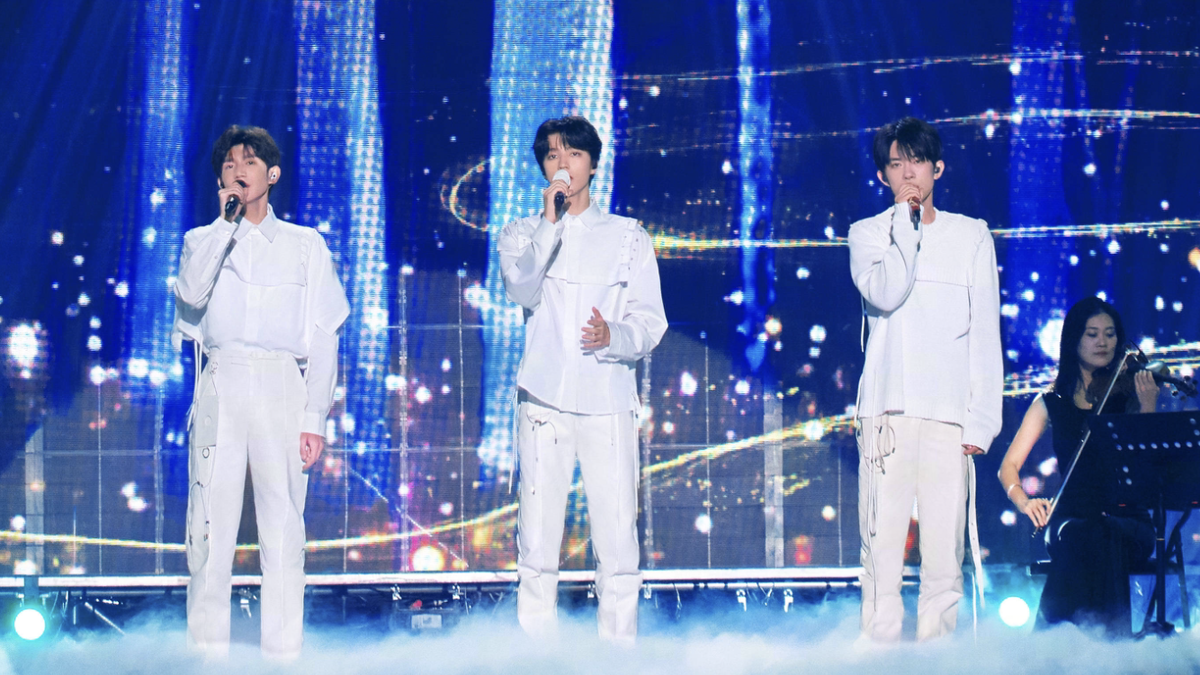 Kỷ niệm 7 năm debut: Concert vắng fan, không có chuyện TFBOYS tan rã, Dịch Dương Thiên Tỉ cầu hôn trên sân khấu Ảnh 2