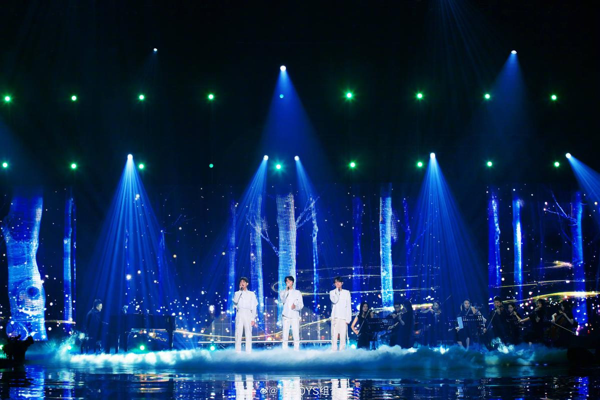 Kỷ niệm 7 năm debut: Concert vắng fan, không có chuyện TFBOYS tan rã, Dịch Dương Thiên Tỉ cầu hôn trên sân khấu Ảnh 1