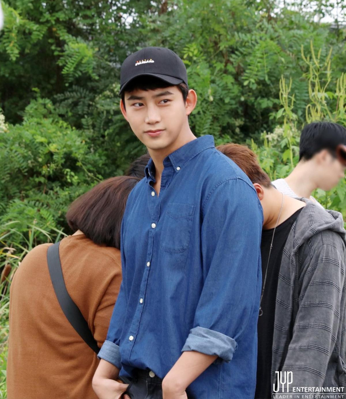 Ok Taecyeon (2PM) lỡ để lộ mặt bạn gái bí mật: Dẫn người yêu về ra mắt gia đình? Ảnh 9