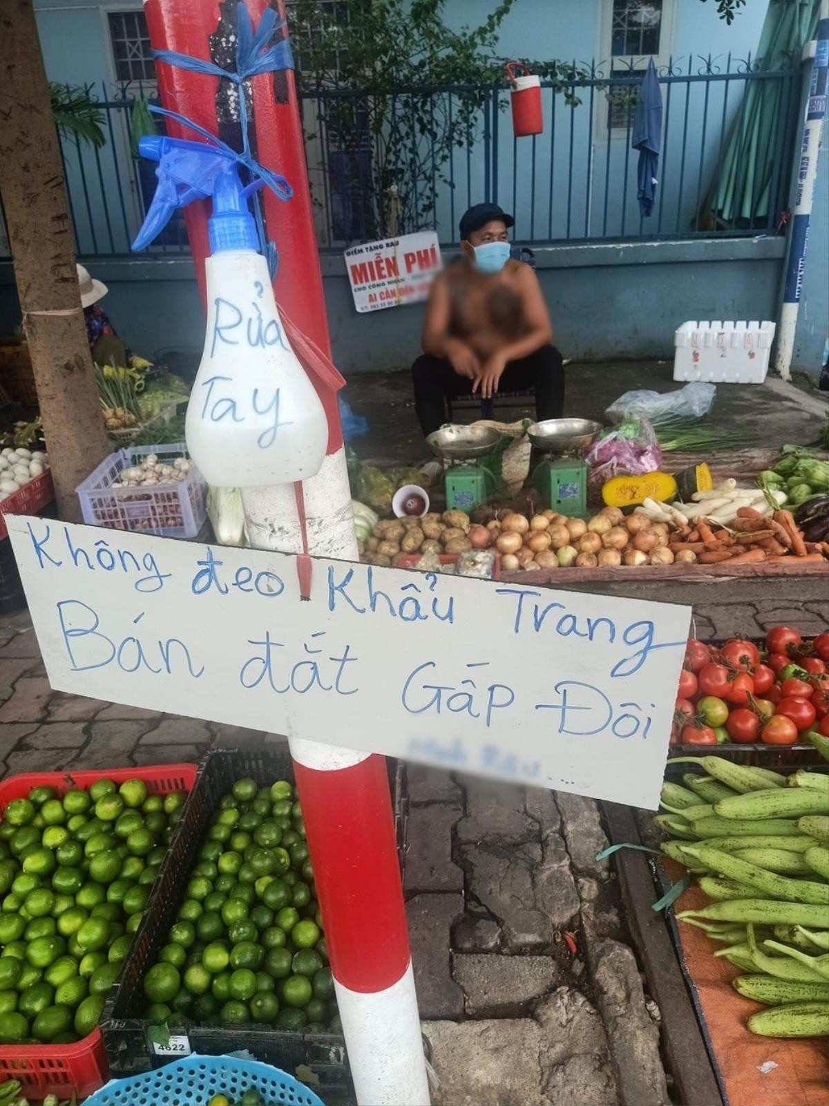 'Anh xăm trổ bán rau' tiếp tục gây 'sốc' với bảng bán bó rau giá 5 tỷ nhưng lại khiến dân tình thả tim vì điều này Ảnh 1