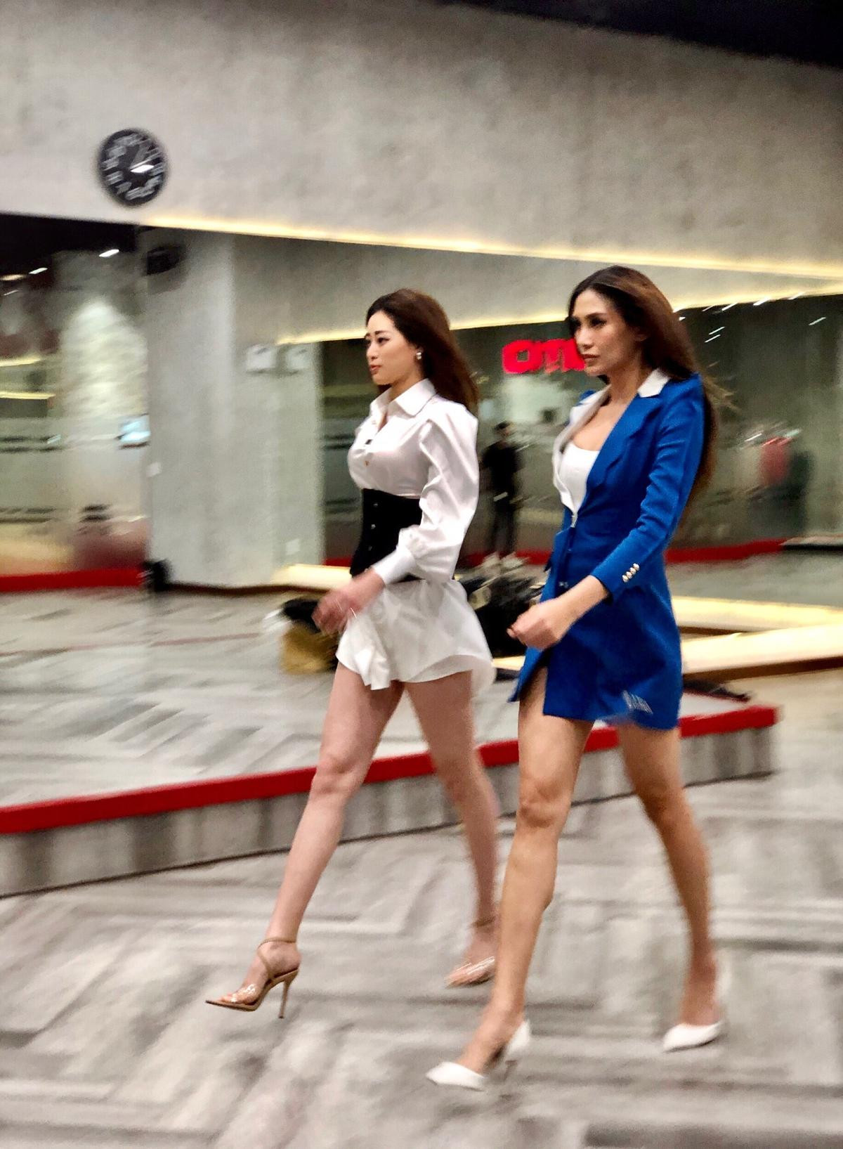 Mentor Võ Hoàng Yến 'thị phạm' catwalk cho Khánh Vân: Sân khấu Miss Universe sắp bị càng quét Ảnh 1