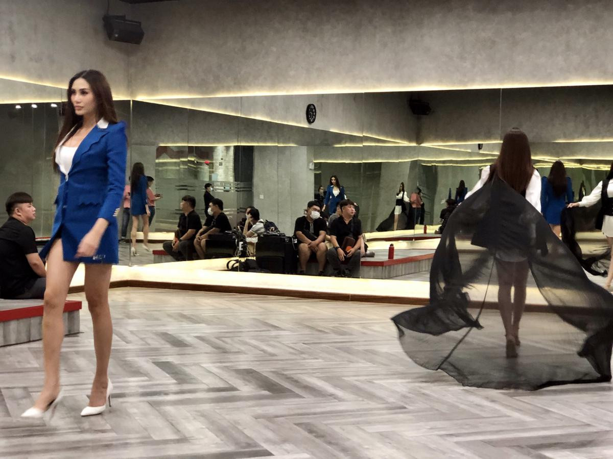 Mentor Võ Hoàng Yến 'thị phạm' catwalk cho Khánh Vân: Sân khấu Miss Universe sắp bị càng quét Ảnh 4