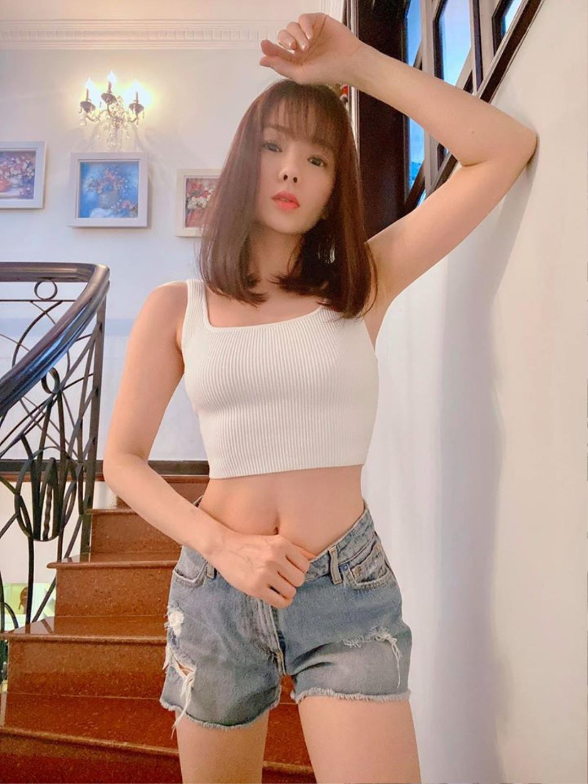 Diện croptop hở chân ngực quyến rũ, Chi Pu vô tình hớ hênh khi nhảy nhót quá sung Ảnh 14