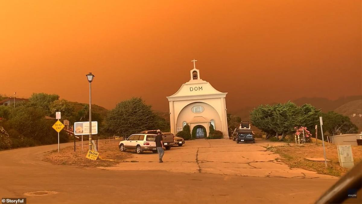 California 'đỏ lửa' vì hàng trăm đám cháy rừng Ảnh 2