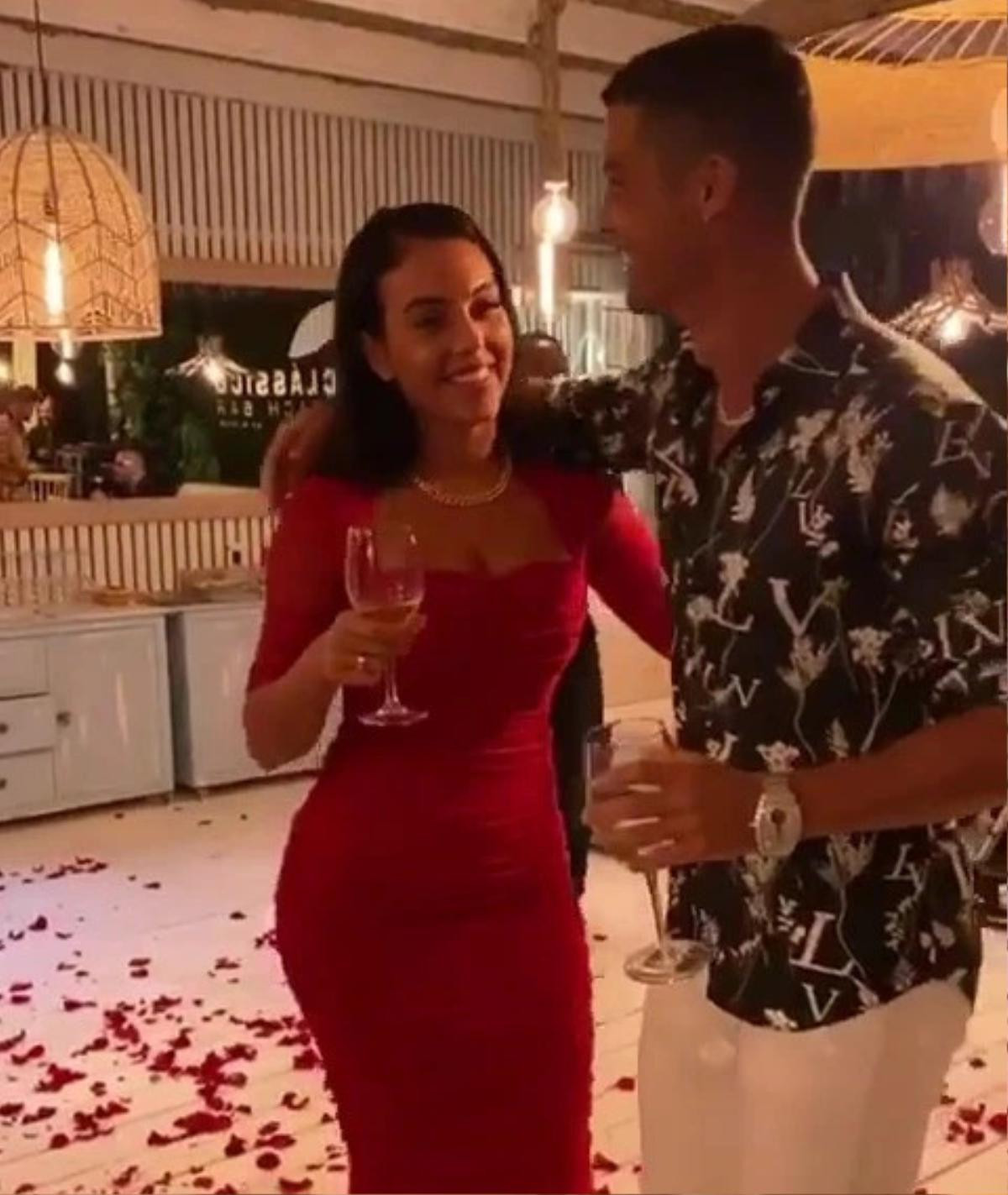 Ronaldo và Georgina lãng mạn khiêu vũ trên những cánh hồng Ảnh 1