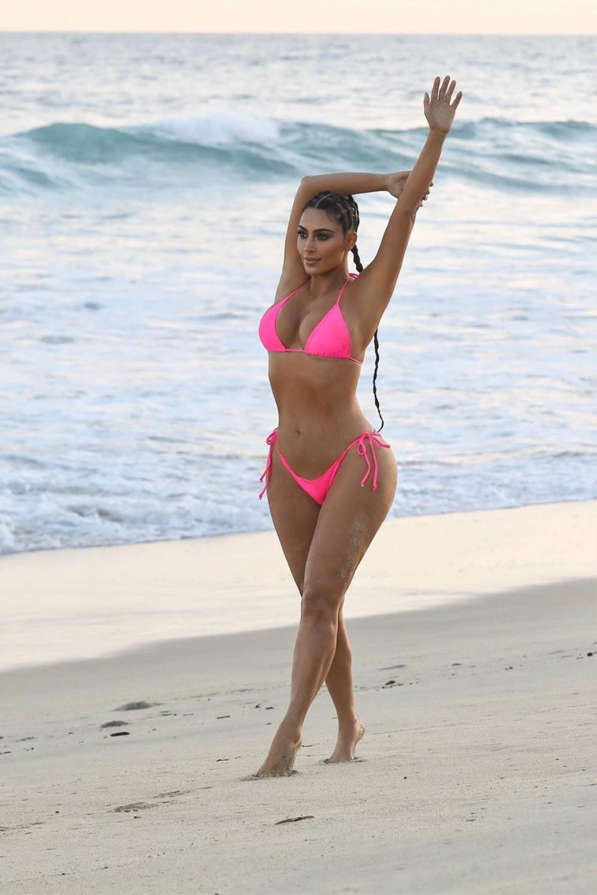 Kim Kardashian mặc bikini hồng chóe khoe khéo thân hình phồn thực trên bãi biển Ảnh 1