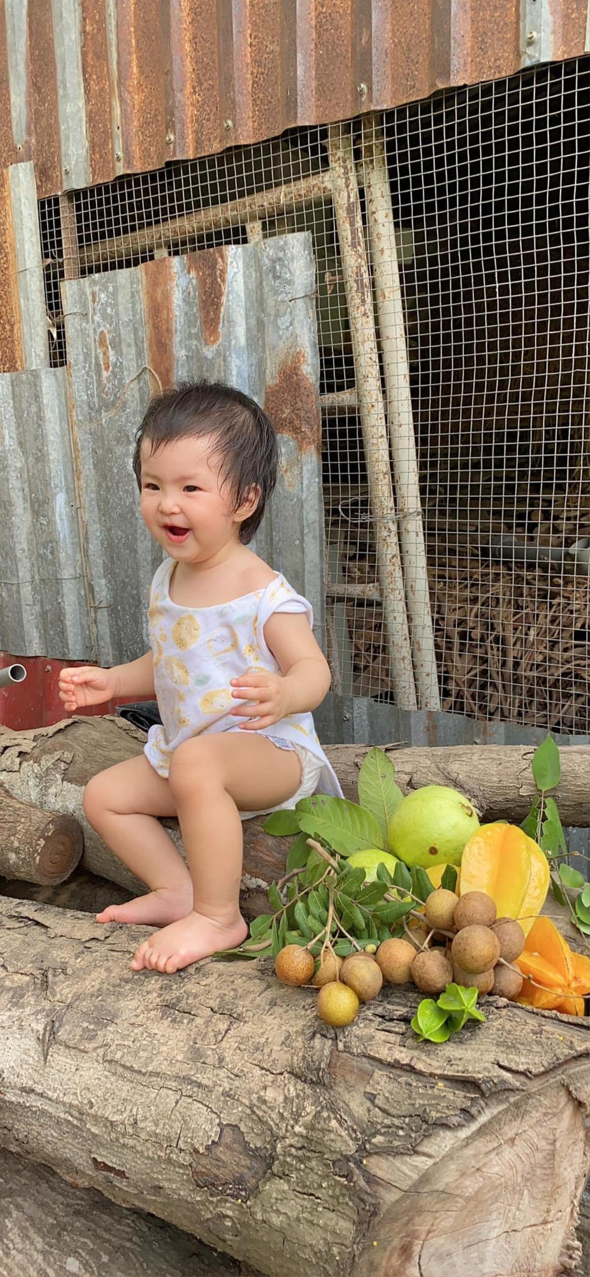 Con gái Lê Phương ngồi bán trái cây cực yêu, bảo sao không bị Ngân Khánh 'cưỡng hôn' tới xệ cả má Ảnh 2