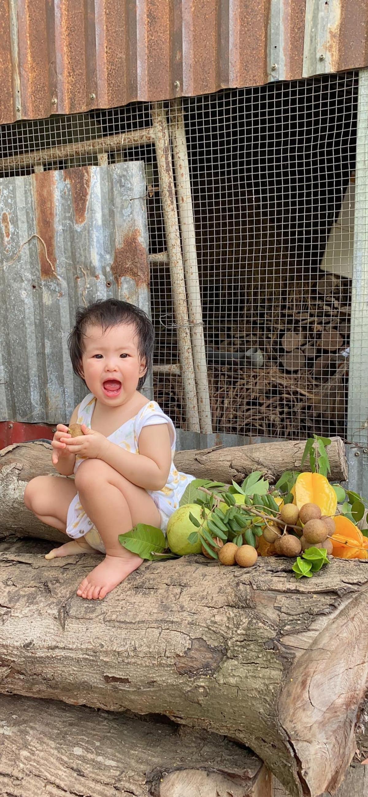 Con gái Lê Phương ngồi bán trái cây cực yêu, bảo sao không bị Ngân Khánh 'cưỡng hôn' tới xệ cả má Ảnh 3