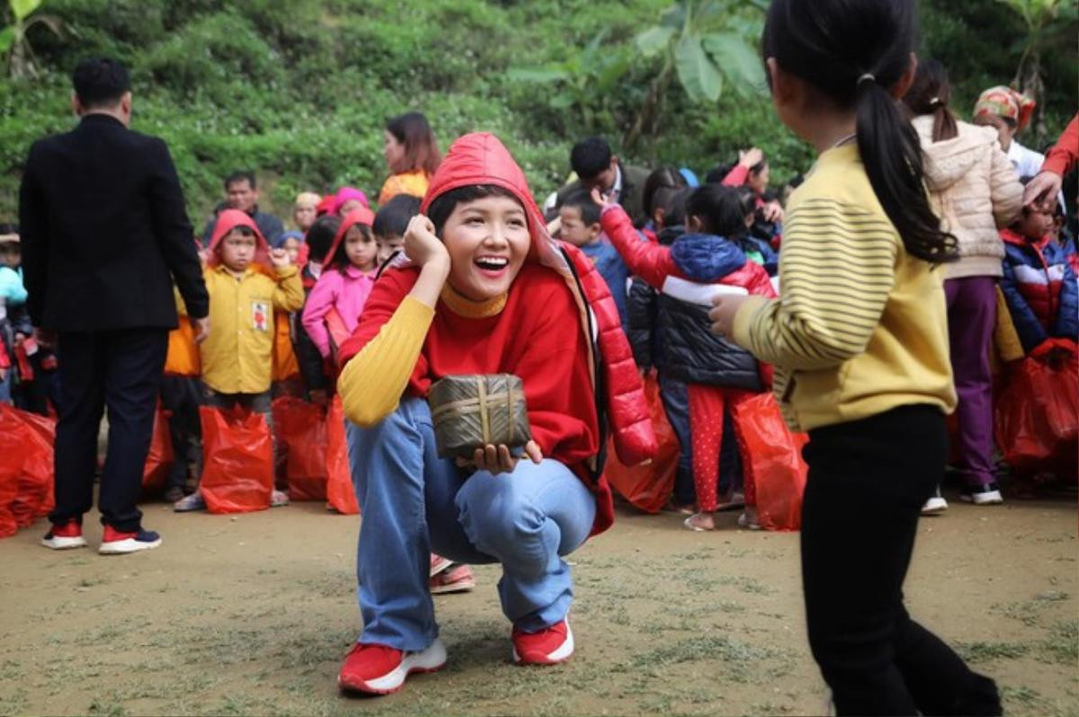 Tiết lộ bí mật chiếc túi yêu thích của H'Hen Niê, giá cực mềm mà lại đựng được cả thế giới Ảnh 7