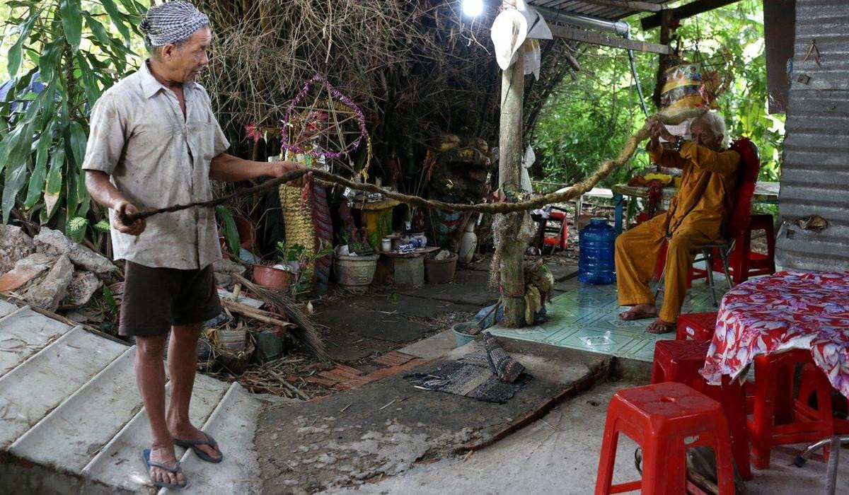 Cụ ông Việt Nam tóc dài 5 m lên báo nước ngoài Ảnh 4