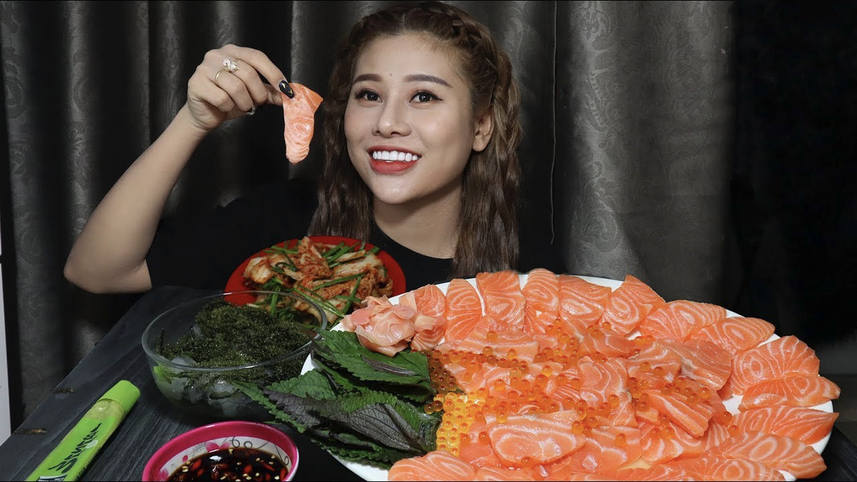 5 Mukbang YouTuber đình đám nhất Việt Nam: Quỳnh Trần JP đạt 1 tỷ lượt xem, Vinh Nguyễn Thị từng gây bão với clip ăn dâu Ảnh 5