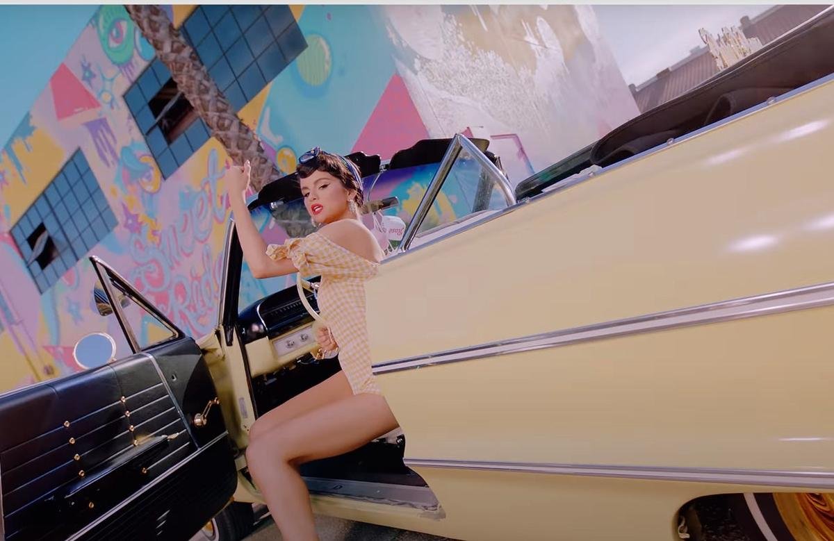 Fans bấn loạn khi Selena Gomez hóa thân thành cô nàng bán kem siêu quyến rũ trong MV Ice Cream Ảnh 11