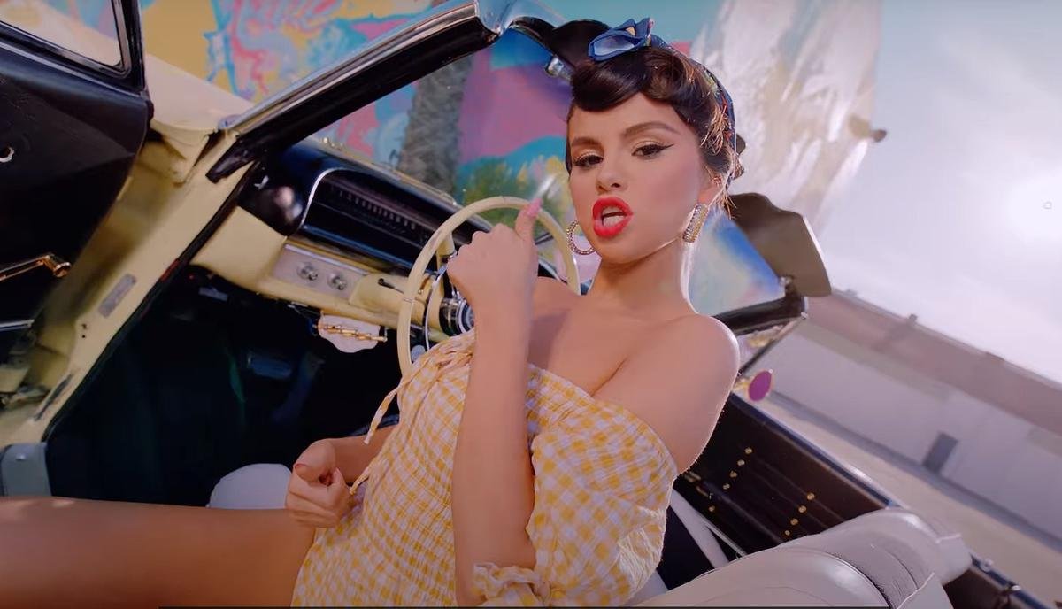 Fans bấn loạn khi Selena Gomez hóa thân thành cô nàng bán kem siêu quyến rũ trong MV Ice Cream Ảnh 8