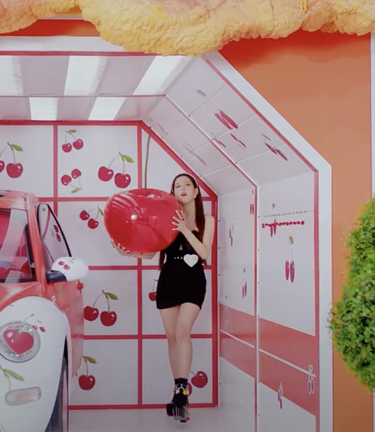 Soi 'tất tần tật' trang phục được sử dụng trong MV 'Ice Cream' BLACKPINK và Selena Gomez Ảnh 2