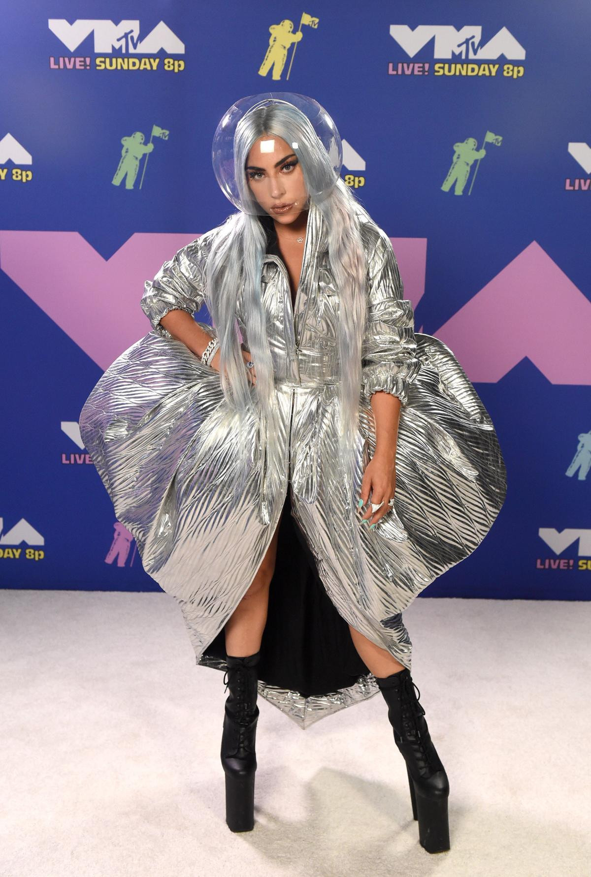 Thảm đỏ MTV Video Music Awards 2020: Miley Cyrus diện đầm xuyên thấu, Lady Gaga nổi bật với concept phi hành gia Ảnh 1