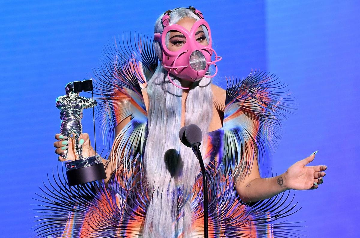 VMAs 2020: Mang thông điệp chống Covid-19, Gaga - Ariana vừa nhảy vừa hát muốn rớt cái khẩu trang mà giọng live vẫn vang trời Ảnh 6