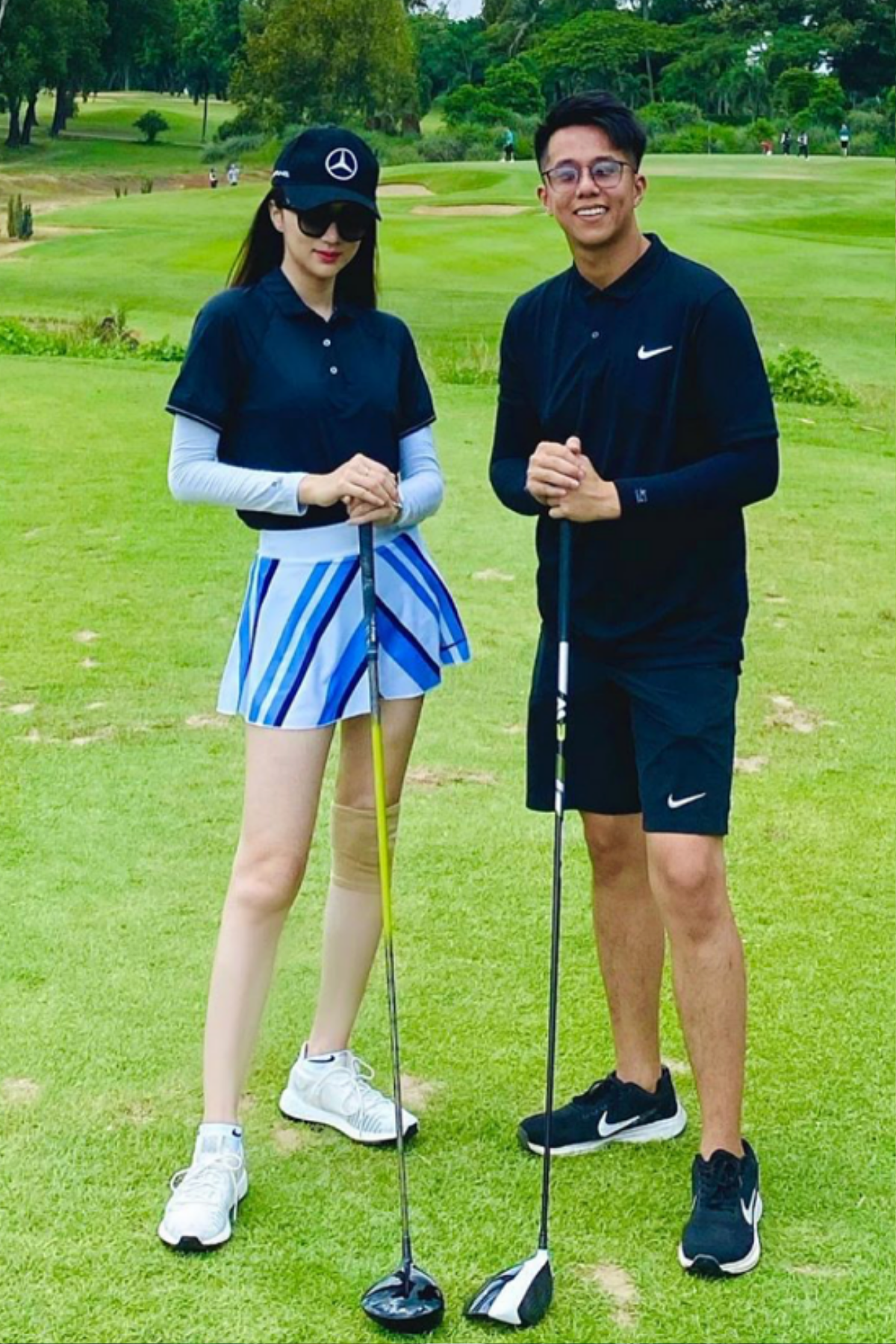 Hoa hậu đi đánh golf: Hương Giang diện váy siêu ngắn, Huyền My kín bưng nhưng vẫn khoe trọn đường cong Ảnh 1