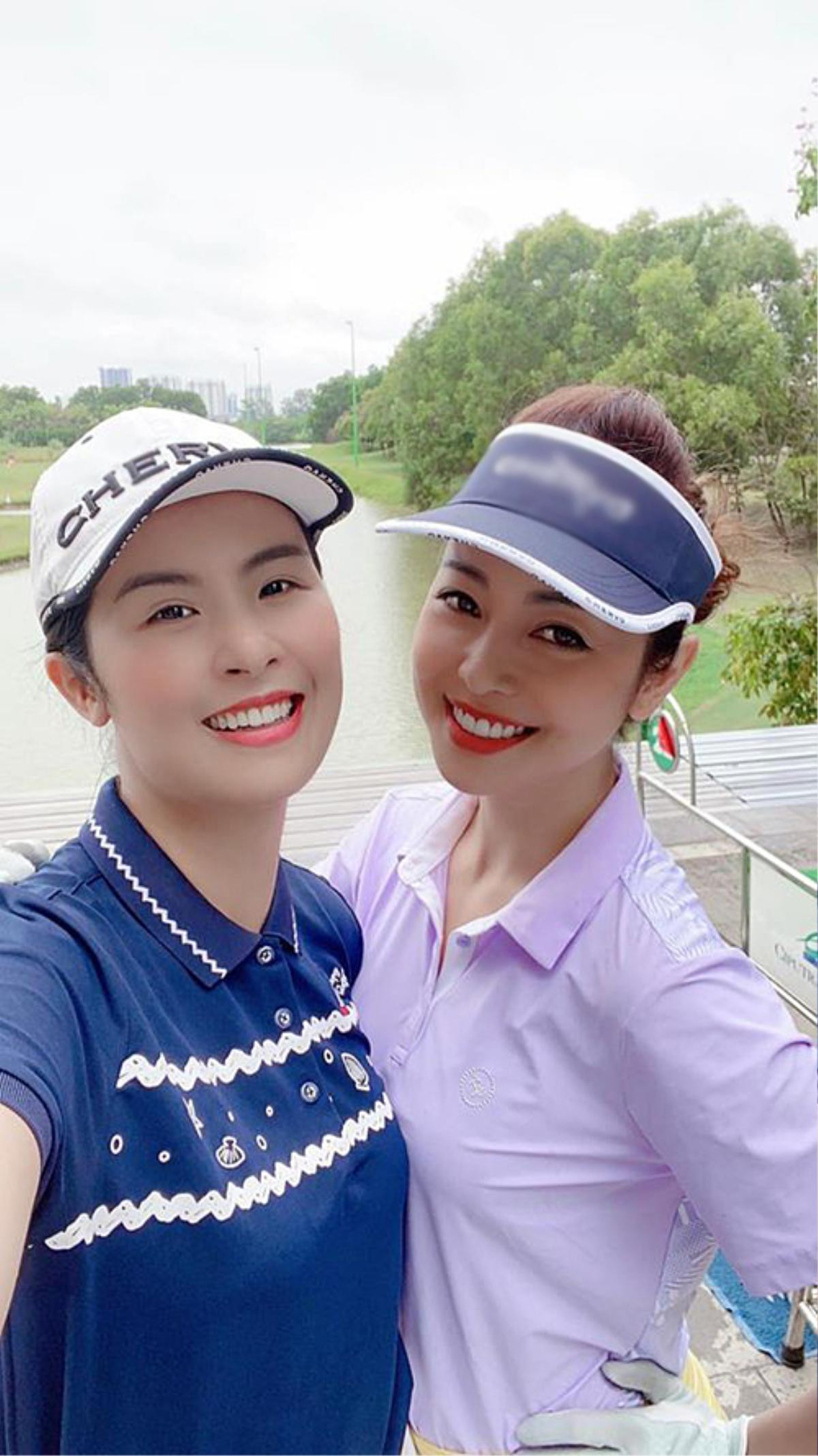 Hoa hậu đi đánh golf: Hương Giang diện váy siêu ngắn, Huyền My kín bưng nhưng vẫn khoe trọn đường cong Ảnh 7