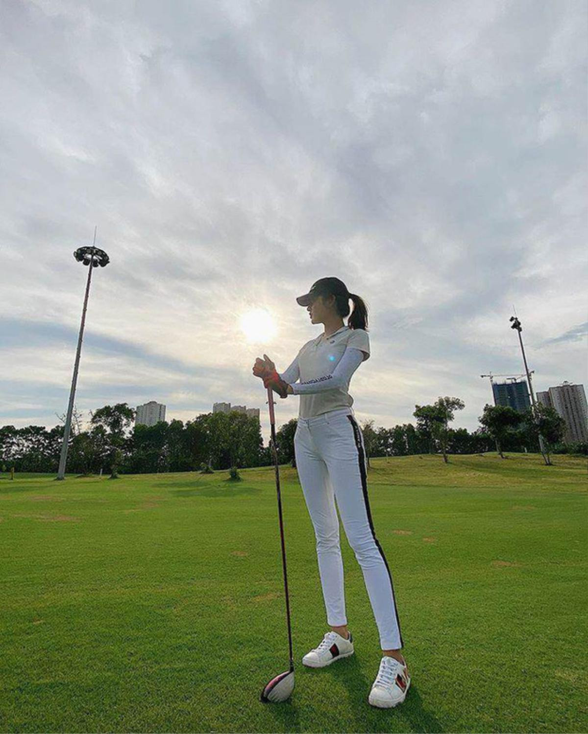 Hoa hậu đi đánh golf: Hương Giang diện váy siêu ngắn, Huyền My kín bưng nhưng vẫn khoe trọn đường cong Ảnh 3