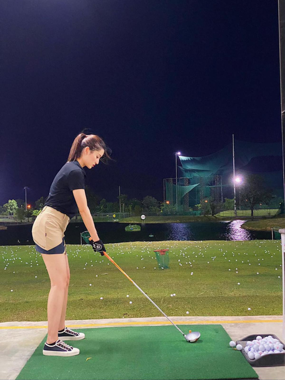 Hoa hậu đi đánh golf: Hương Giang diện váy siêu ngắn, Huyền My kín bưng nhưng vẫn khoe trọn đường cong Ảnh 4