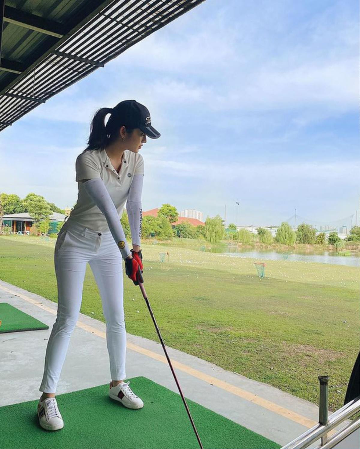 Hoa hậu đi đánh golf: Hương Giang diện váy siêu ngắn, Huyền My kín bưng nhưng vẫn khoe trọn đường cong Ảnh 5