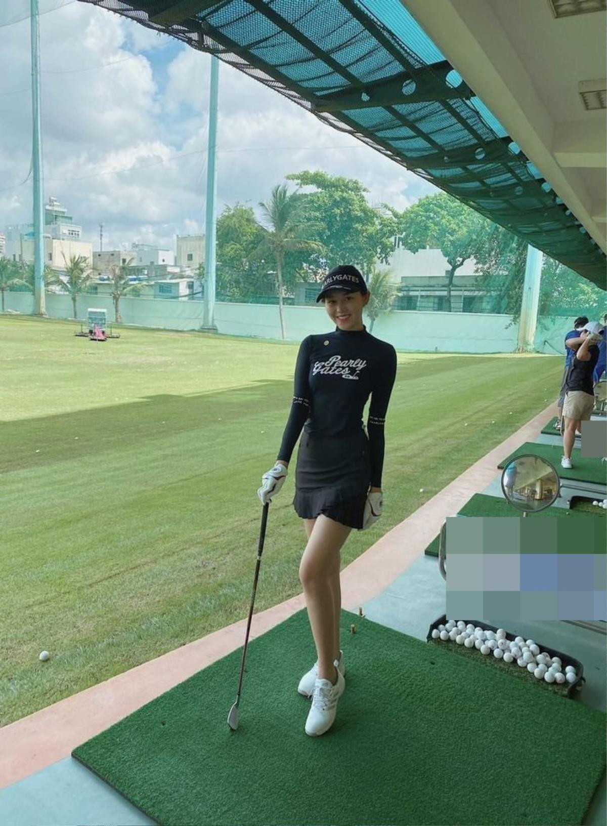 Hoa hậu đi đánh golf: Hương Giang diện váy siêu ngắn, Huyền My kín bưng nhưng vẫn khoe trọn đường cong Ảnh 9